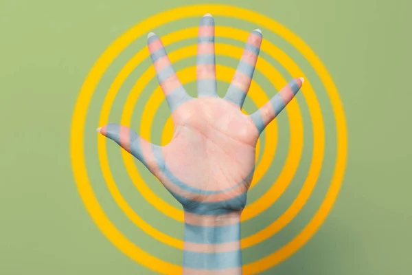一个伸出手指的女人的手 绿色背景 靠近点催眠 影响和心理学的概念 — 图库照片