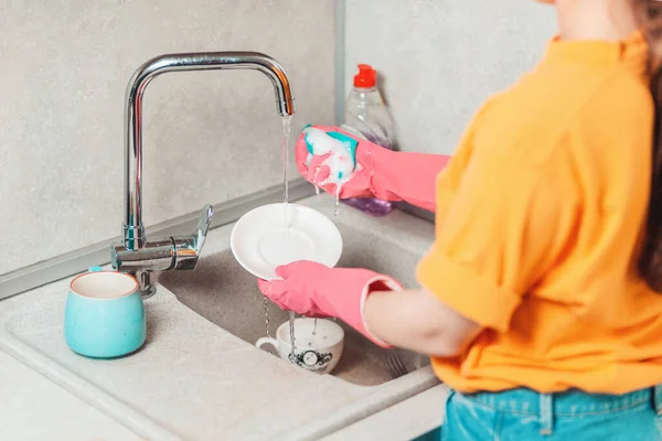 Lavori Domestici Una Donna Con Guanti Gomma Rosa Sta Lavando — Foto Stock