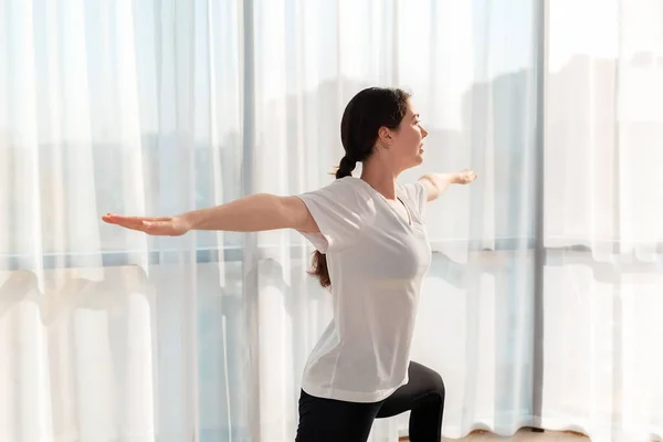 Práctica Yoga Una Mujer Joven Entrena Casa Sonríe Mientras Hace —  Fotos de Stock