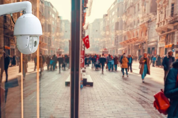 Videoüberwachung Überwachungskamera Auf Dem Hintergrund Einer Straße Mit Vorbeifahrenden Menschen — Stockfoto