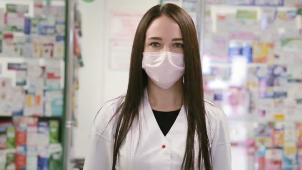 Uma Mulher Uma Máscara Médica Vestido Vestir Luvas Mostra Frasco — Vídeo de Stock