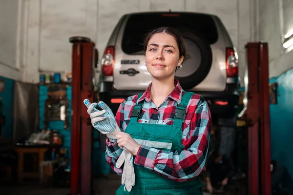 Portrait Young Female Mechanic Uniform Wearing Work Gloves Background Auto — Stock Photo, Image