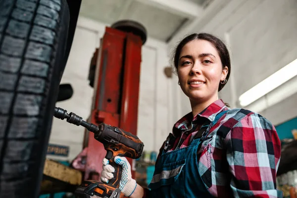 Portret Młodej Białej Mechaniczki Mundurze Pozuje Kluczem Ręku Uśmiecha Się — Zdjęcie stockowe