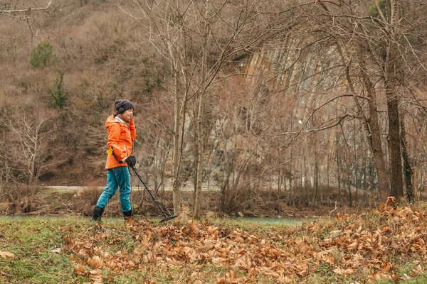 Suche Mit Einem Metalldetektor Eine Junge Frau Orangefarbener Jacke Sucht — Stockfoto