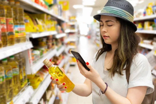 Una Joven Hermosa Mujer Sostiene Una Botella Aceite Mano Toma — Foto de Stock