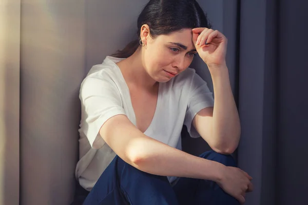 Retrato Uma Mulher Estressada Chorando Segurando Cabeça Conceito Violência Doméstica — Fotografia de Stock