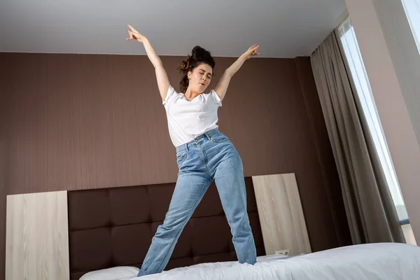 Positieve Emoties Gelukkige Jonge Vrouw Dansend Het Bed Slaapkamer Handen — Stockfoto