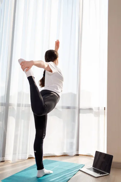 Une Jeune Femme Fait Yoga Sur Tapis Ordinateur Est Par — Photo