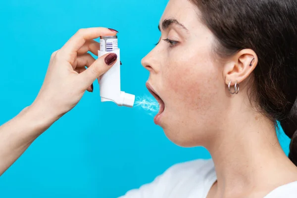 Retrato Uma Jovem Close Que Está Sendo Medicada Por Inalação — Fotografia de Stock