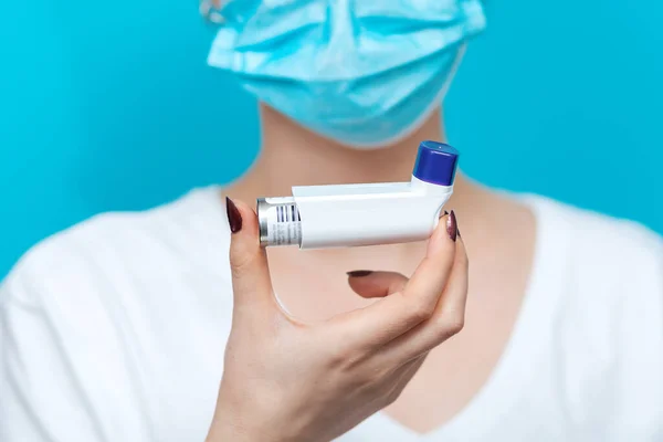 Asma Brônquica Uma Médica Com Uma Máscara Médica Segurando Inalador — Fotografia de Stock