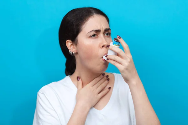 Portrait Young Woman Inhaling Medication Asthma Attack Blue Background Copy — Stock Photo, Image