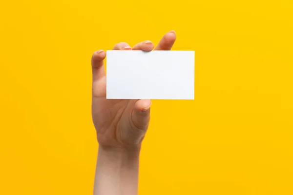 Mano Femenina Levantada Sosteniendo Una Tarjeta Blanca Prepárate Fondo Amarillo — Foto de Stock