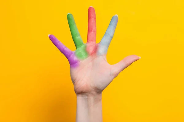 Ręka Kobiety Rozłożonymi Kolorowymi Palcami Żółte Tło Koncepcja Światowego Dnia — Zdjęcie stockowe