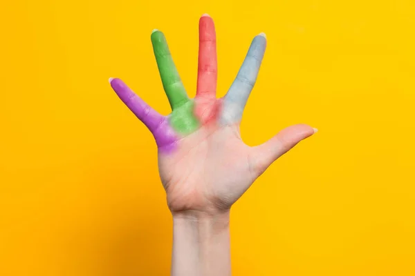 Una Mano Donna Con Dita Multicolori Distese Fondo Giallo Concetto — Foto Stock