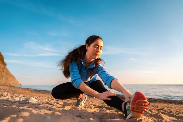 Mujer Joven Haciendo Estiramiento Playa Arena Del Océano Aire Libre —  Fotos de Stock