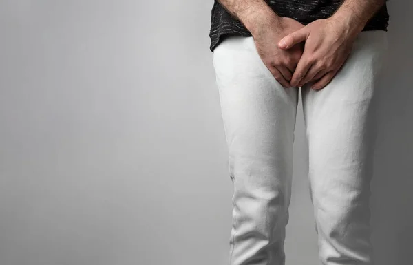 Man Witte Jeans Vouwde Zijn Handen Het Niveau Van Zijn — Stockfoto