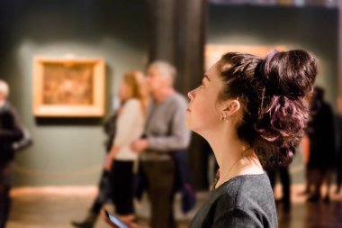 Müzede sanat yapan genç kadınlar. Grupla Gezinti.