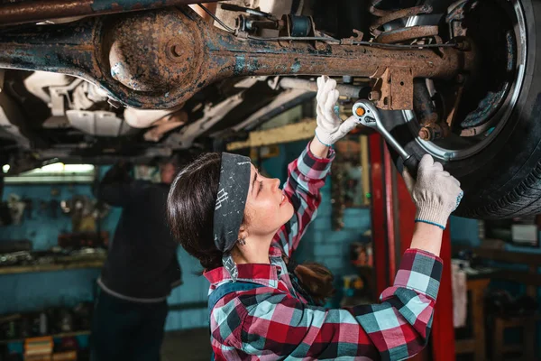 Portret Młodej Pracowniczki Mundurze Rękawiczkach Przeprowadzającej Kontrolę Techniczną Samochodu Samochód — Zdjęcie stockowe