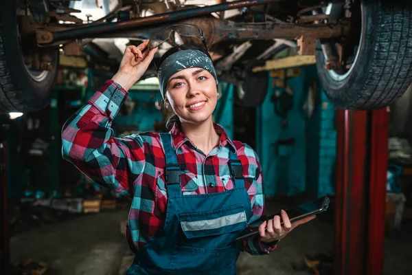 Ritratto Una Giovane Meccanica Felice Uniforme Posa Con Tavoletta Mano — Foto Stock