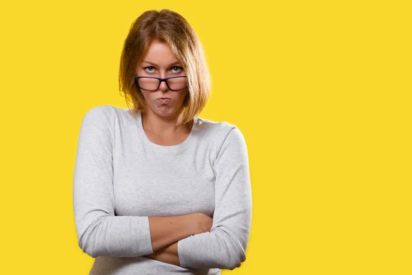 Emotionen Und Psychologie Die Frau Eine Blondine Mit Brille Verschränkte — Stockfoto