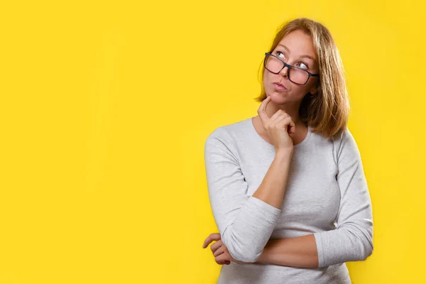 Porträt Einer Schönen Blondine Mit Brille Die Dachte Und Ihr — Stockfoto