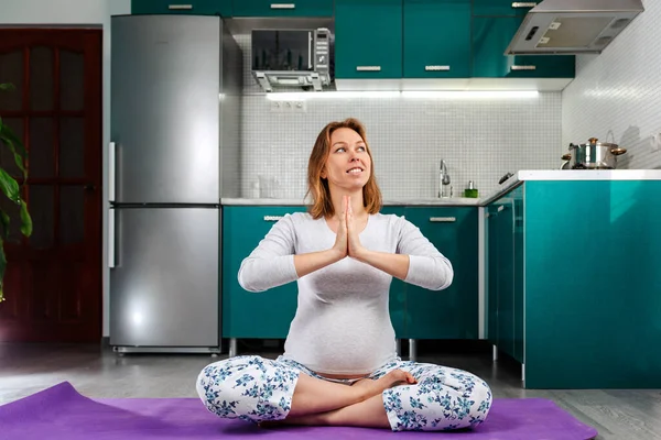 Autoaislamiento Entrenamiento Hogar Una Mujer Caucásica Embarazada Dedica Yoga Meditando —  Fotos de Stock