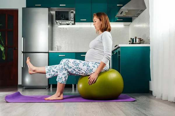 Autoaislamiento Entrenamiento Hogar Una Mujer Caucásica Embarazada Está Sentada Una —  Fotos de Stock