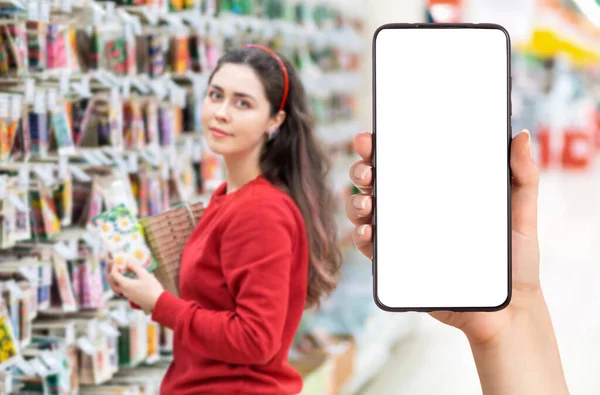 Mano Una Persona Sostiene Teléfono Móvil Con Una Cesta Compra — Foto de Stock