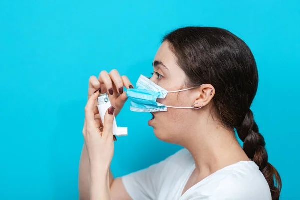 Asthme Portrait Une Jeune Femme Portant Masque Médical Tenant Inhalateur — Photo