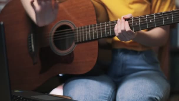 Online Lernen Musikinstrumente Spielen Eine Frau Tippt Auf Einem Laptop — Stockvideo