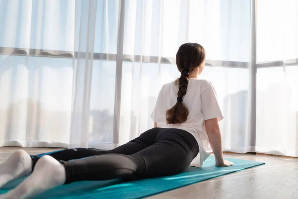 Una Mujer Joven Hace Yoga Mientras Está Acostada Una Alfombra —  Fotos de Stock