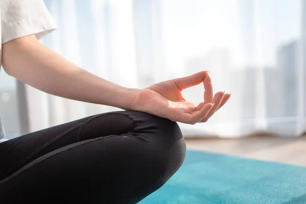 Una Mujer Dedica Meditación Cierre Mano Interior —  Fotos de Stock