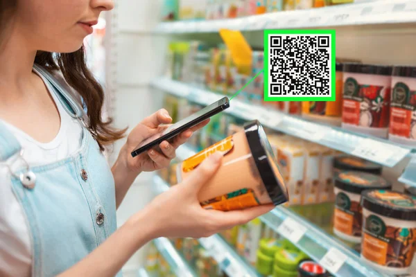 Fare Shopping Giovane Donna Esegue Scansione Qrcode Della Crema Corpo — Foto Stock