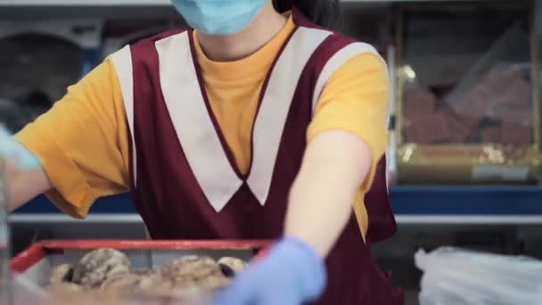 Impiegata Uniforme Indossando Guanti Gomma Una Maschera Medica Confeziona Pan — Video Stock