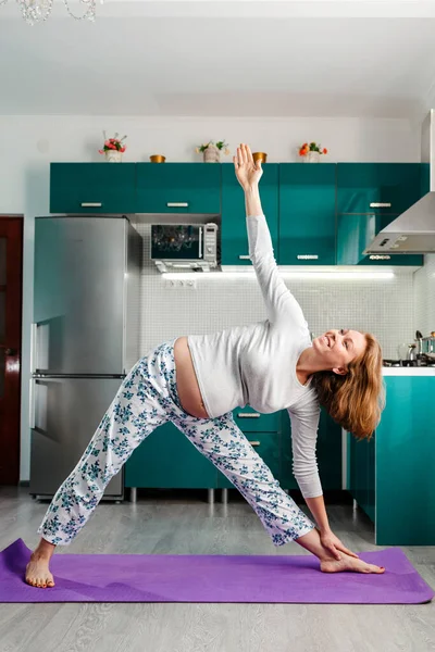 Autoaislamiento Entrenamiento Hogar Una Mujer Caucásica Embarazada Sonriente Hace Yoga —  Fotos de Stock