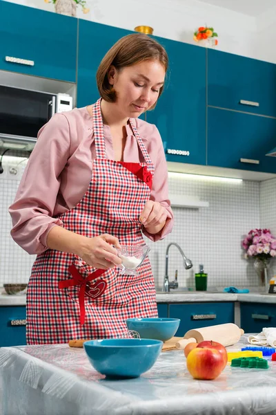 Портрет Молодой Женщины Готовящей Кухне Помещении Вертикали Концепция Приготовления Пищи — стоковое фото