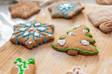 Noel süsü. Zencefilli Noel ağacı ve ahşap bir tahtanın üzerinde şekerle süslenmiş kar tanesi. Yukarıdan manzara. Tatil yemeği..