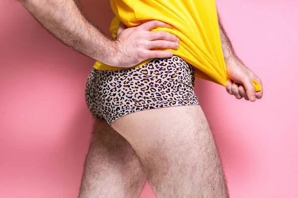 Stripper Masculino Shorts Leopardo Posando Com Mão Cinto Puxando Camisa — Fotografia de Stock