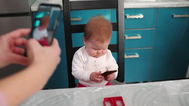 Małe Słodkie Dziecko Śmieszne Jedzące Ciasteczka Całe Brudne Kobieta Nagrywa — Wideo stockowe