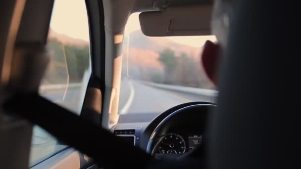 Hombre Conduce Coche Vista Trasera Carretera Vacía Por Delante Primer — Vídeos de Stock