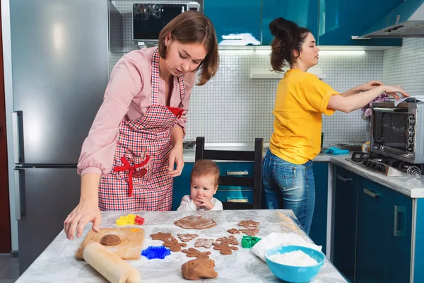Мама Показує Дитині Готувати Печиво Задньому Плані Біля Печі Стоїть — стокове фото