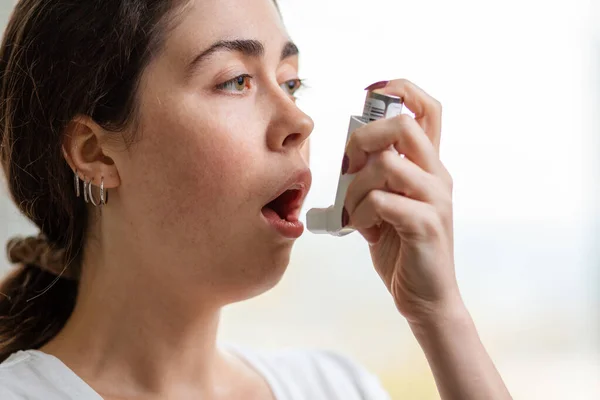 Asthme Bronchique Gros Plan Portrait Une Jeune Femme Tenant Inhalateur — Photo