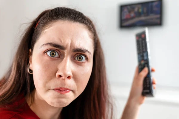 Close Portrait Young Woman Frowning Incredulous Face Who Holding Remote — Stock Photo, Image
