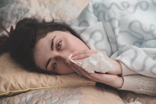 Uma Menina Doente Deitada Cama Trouxe Lenço Para Nariz — Fotografia de Stock