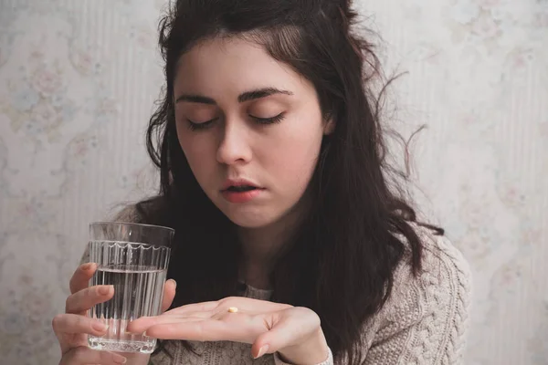 Una Giovane Ragazza Tiene Bicchiere Acqua Una Mano Una Piccola — Foto Stock