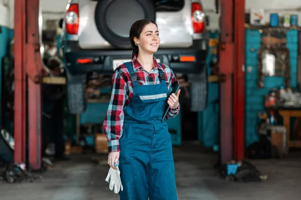 Een Jonge Vrouwelijke Monteur Uniform Met Een Tablet Handschoenen Glimlacht — Stockfoto