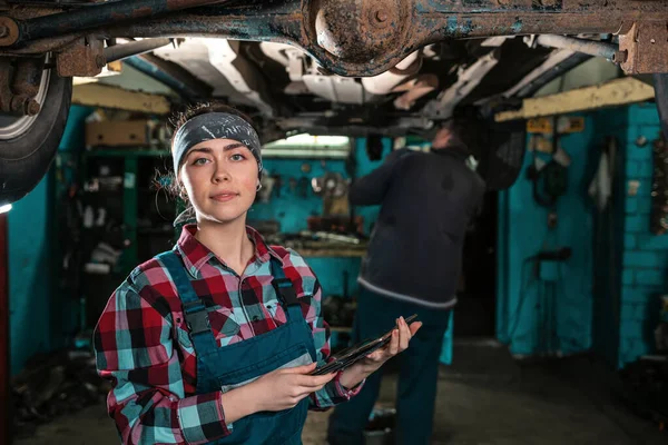 Portret Van Een Jonge Vrouwelijke Monteur Uniform Poserend Met Een — Stockfoto