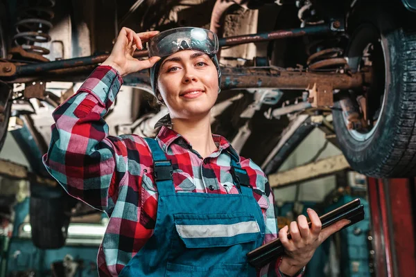 Portret Młodej Uśmiechniętej Mechaniki Mundurze Trzymającej Okulary Tabliczką Rękach Pozuje — Zdjęcie stockowe