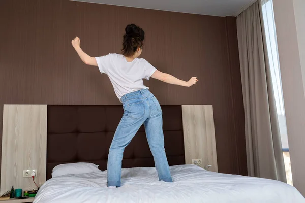 Gelukkige Jonge Vrouw Die Plezier Heeft Danst Het Bed Slaapkamer — Stockfoto