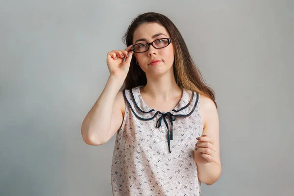 Emotionen Und Menschen Eine Schöne Junge Brünette Frau Einer Bluse — Stockfoto